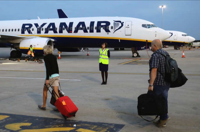 Ryanair reprend ses vols liant Essaouira aux pays européens (Reportage)Un premier groupe de 74 touristes est arrivé, samedi à l’aéroport international Essaouira-Mogador, en provenance de Bruxelles et ce, dans le cadre des efforts soutenus déployés par le Royaume pour une relance progressive, sûre et pérenne de l’activité touristique à l’échelle nationale.Ainsi, après plusieurs mois de fermeture des frontières due à la crise sanitaire induite par la propagation de la Covid-19, ce premier groupe de voyageurs, dont des Marocains résidant à l’étranger, est arrivé à bord d’un avion de la compagnie aérienne low-cost « Ryanair », apportant ainsi de grands espoirs pour les professionnels et opérateurs du secteur touristique ainsi que pour les autorités compétentes qui ne ménagent aucun effort en vue de booster cette destination qui demeure parmi les plus prisées aussi bien à l’échelle internationale que nationale.
